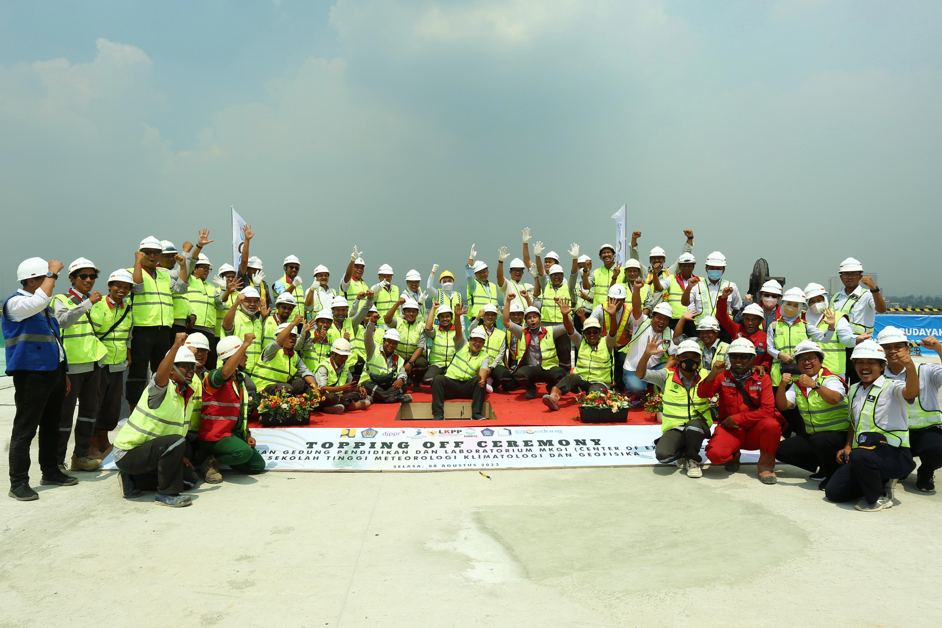 WEGE Sukses Topping Off Gedung Pendidikan dan Laboratorium MKGI Sekolah Kedinasan BMKG