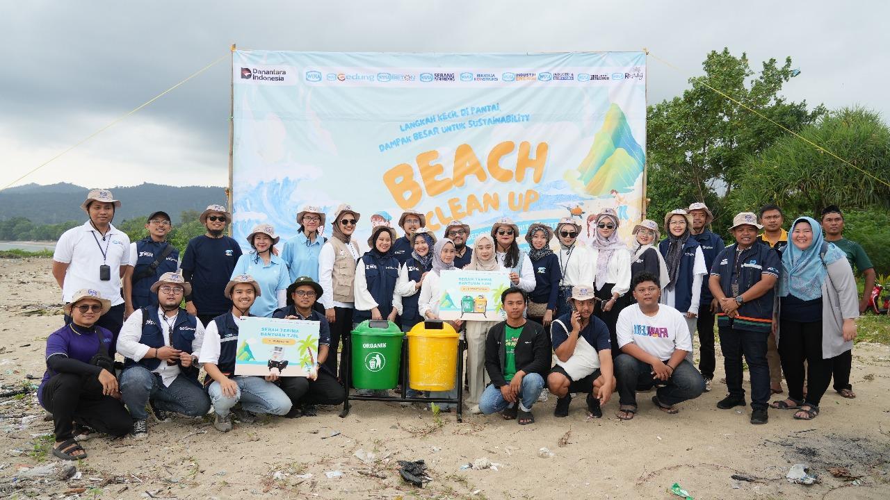 WEGE & WIKA Group Gandeng Gen Z Angkut Ratusan Kilogram Sampah di Pantai Pagedongan