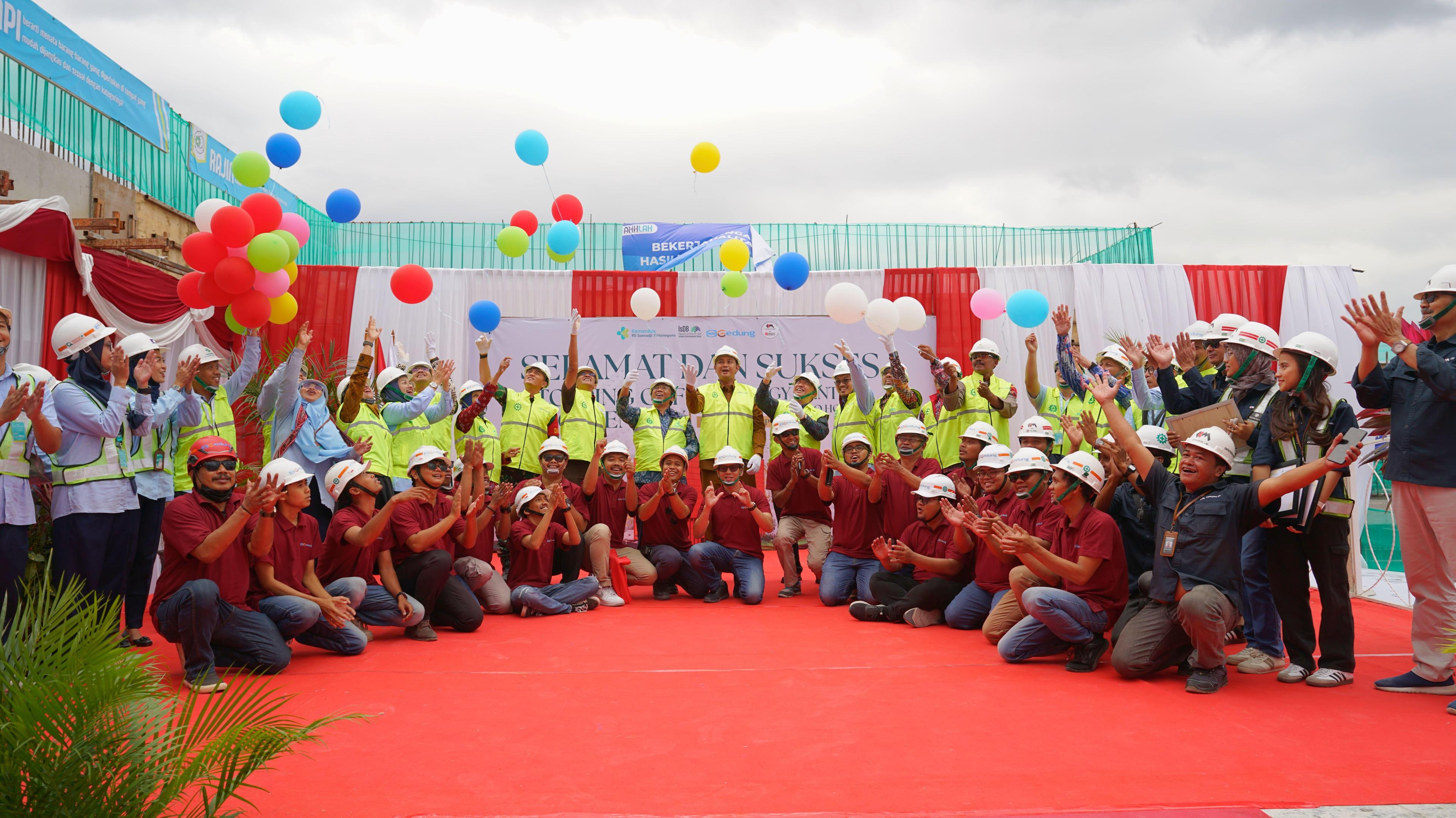 WEGE Selesaikan Pekerjaan Struktur Oncology Centre Building RSUP dr. Soeradji Tirtonegoro, Klaten dengan Prosesi Topping Off