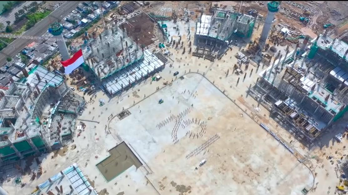 Bendera Merah Putih Raksasa Berkibar di Jakarta International Stadium