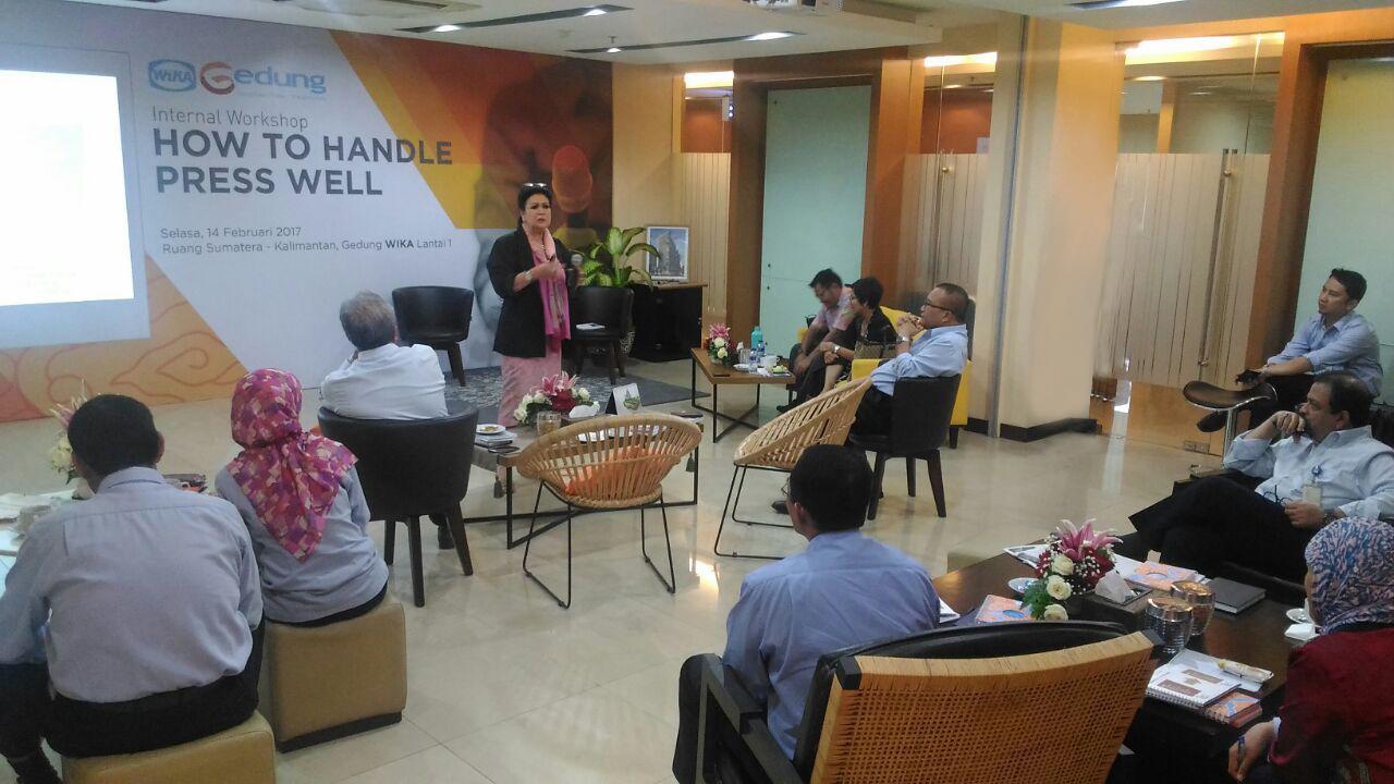 WIKA Gedung Gelar Internal Workshop "How to Handle Press Well" untuk Manajemen