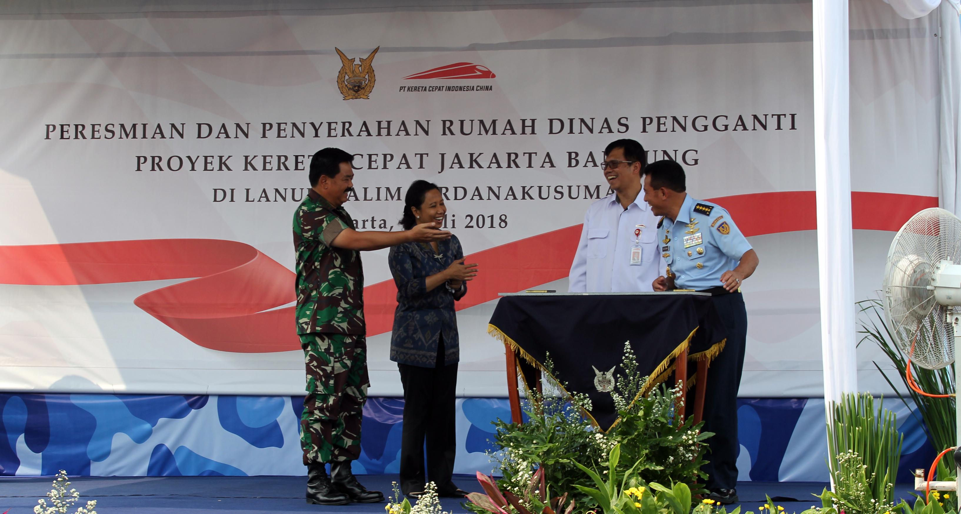 Menteri BUMN Serahkan Rumah Dinas Pengganti Untuk TNI AU yang Terdampak Kereta Cepat