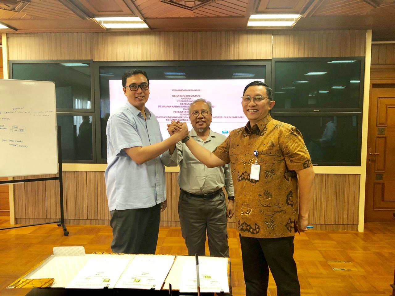 WIKA Gedung Kembangkan Wana Wisata Pulau Merah Banyuwangi