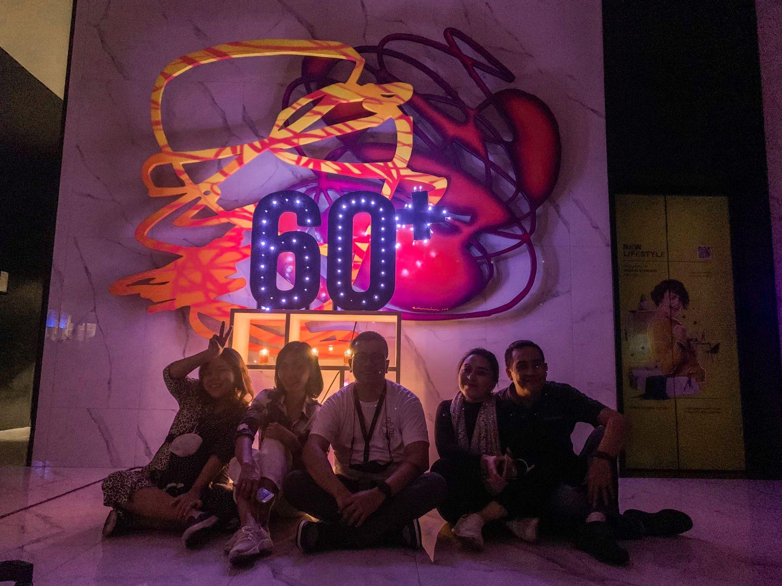 Pengunjung Apresiasi Kampanye "Earth Hour" 2022 di de Braga Hotel Bandung
