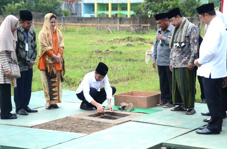 PT WIKA Gedung Bangun GOR & Akses Jalan di Pondok Buntet Pesantren Cirebon