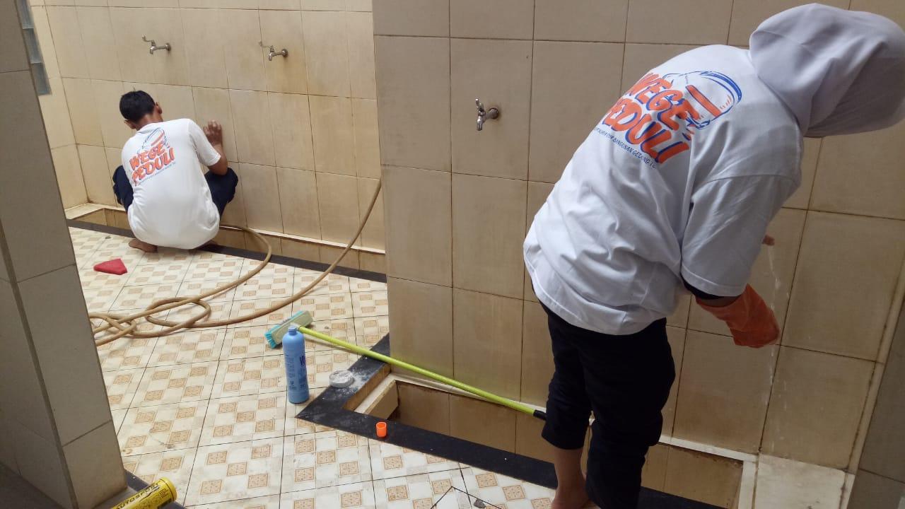 WEGE Peduli; Aksi Bersih Masjid dan Berbagi Takjil Berbuka Puasa